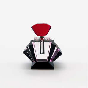 Karun Home tasarımına sahip el yapımı renkli camlı parfüm şişesi. 